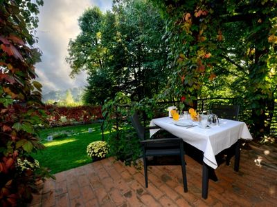 Stoły ogrodowe z krzesłami - wybór najlepszego zestawu do Twojego ogrodu